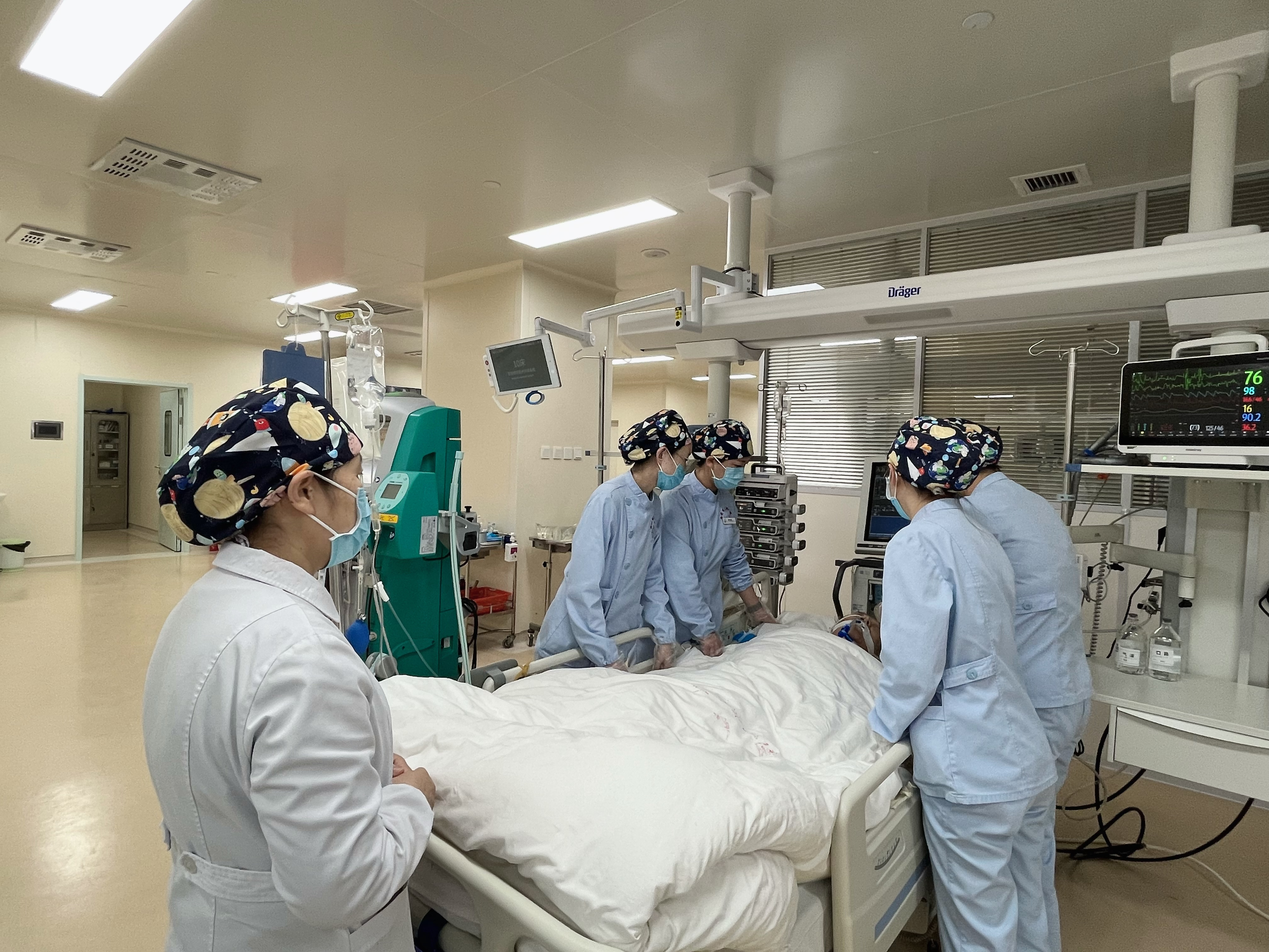 科室动态 | 重症医学科危重患者的床头交接班